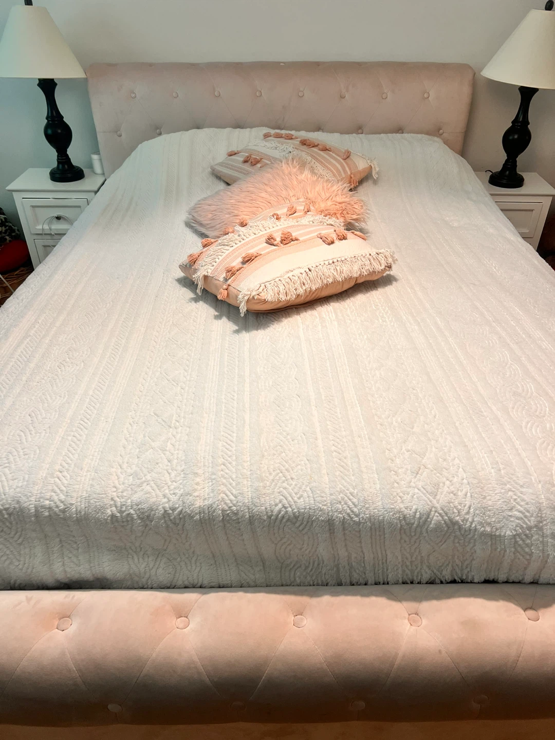 Pink velvet bed frame with two bedside tables and two lampshades - photo 2