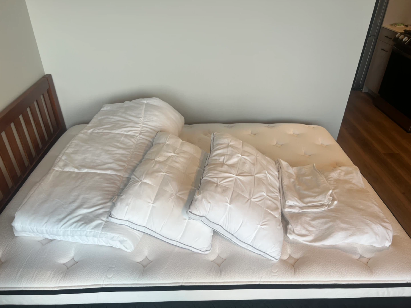 A full set of queen bed with all appliances - photo 4