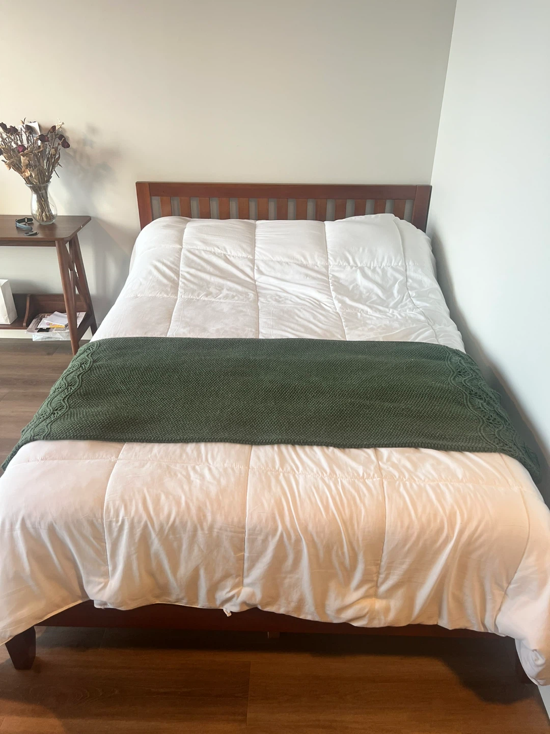 A full set of queen bed with all appliances