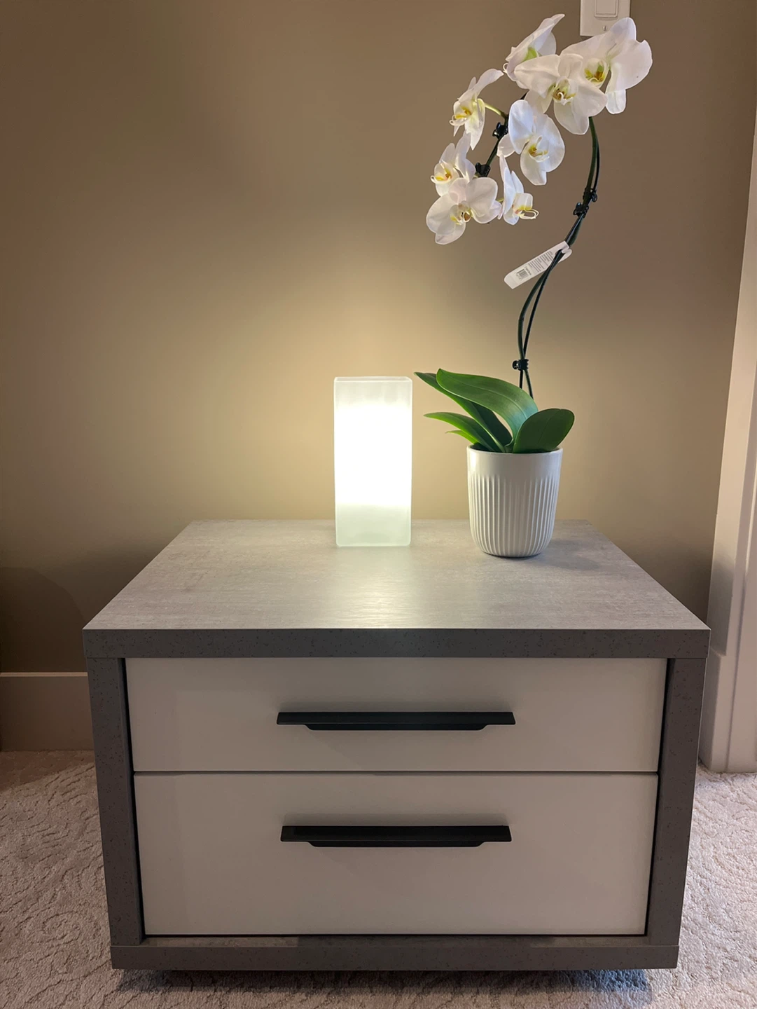 Modern 2-Drawer Nightstand with White Gloss Fronts