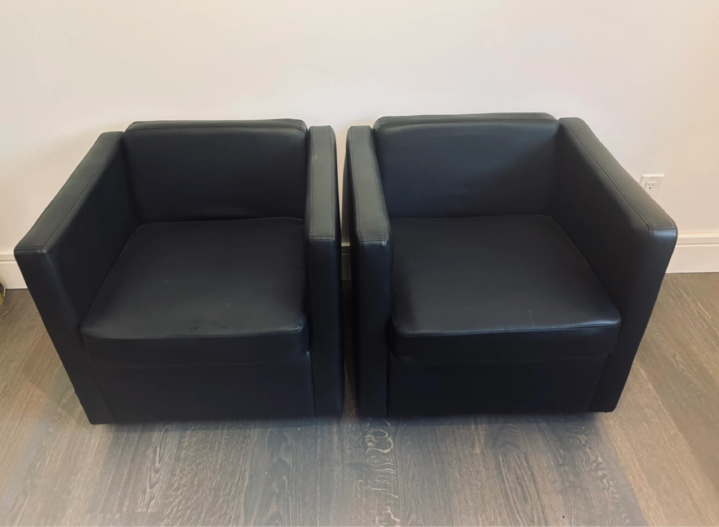 Set of 2 Black Faux Leather Armchairs