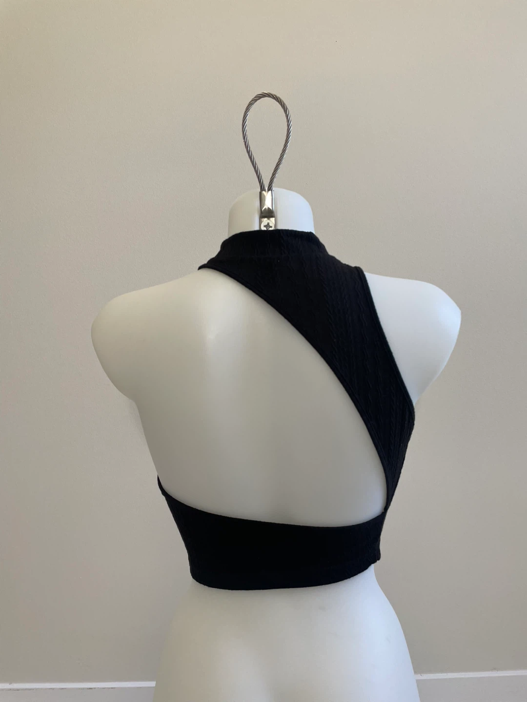 Shein- Black Ribbed Halter Crop Top XS - photo 2
