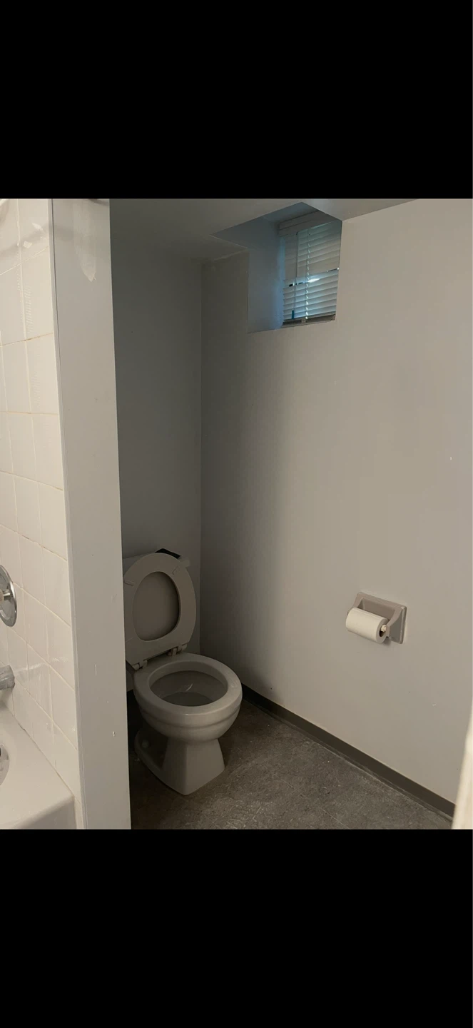 ROOM FOR RENT IN SHARES BASEMENT APARTMENT-Male only - photo 4