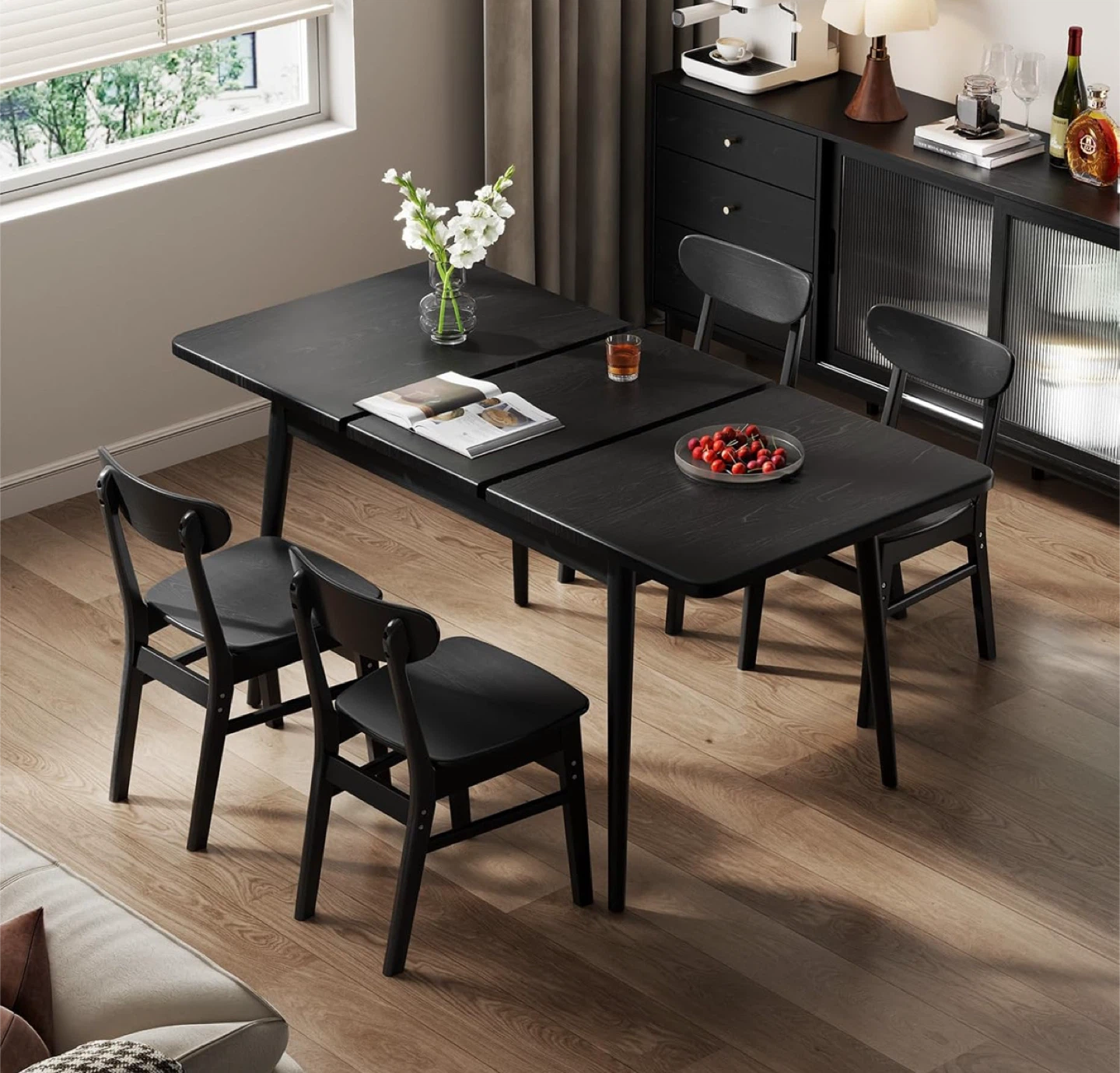 Extendable dining table