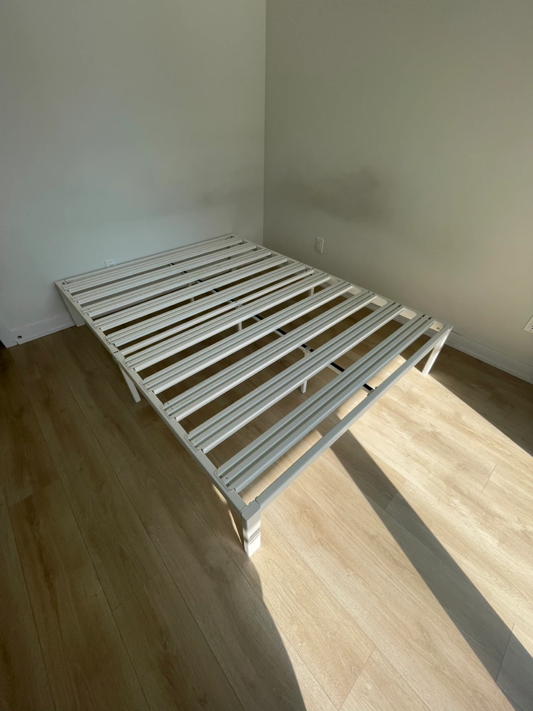 Queen metal bed frame - photo 2