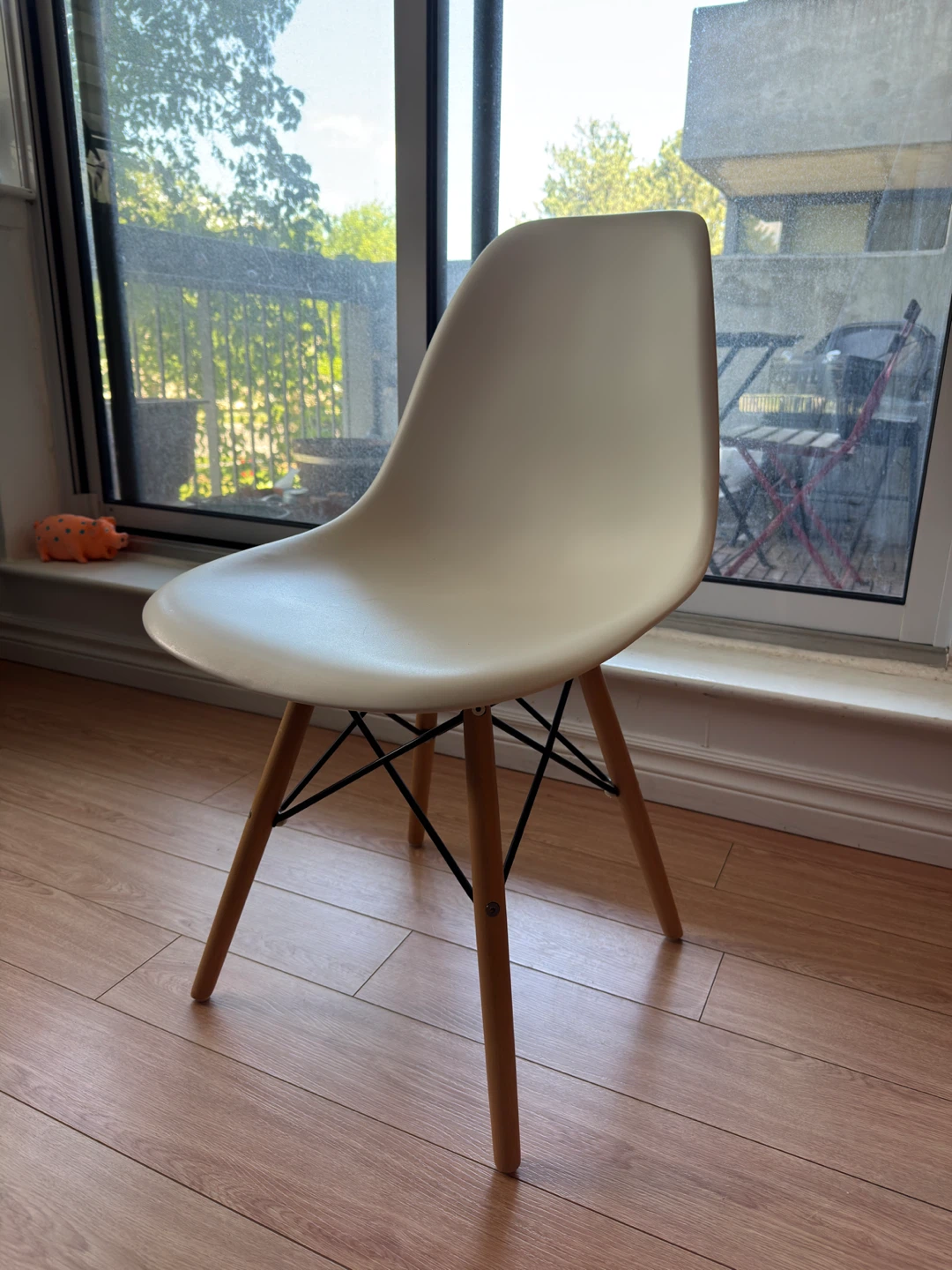 Structube White Dining Chairs (4) with Wooden Legs