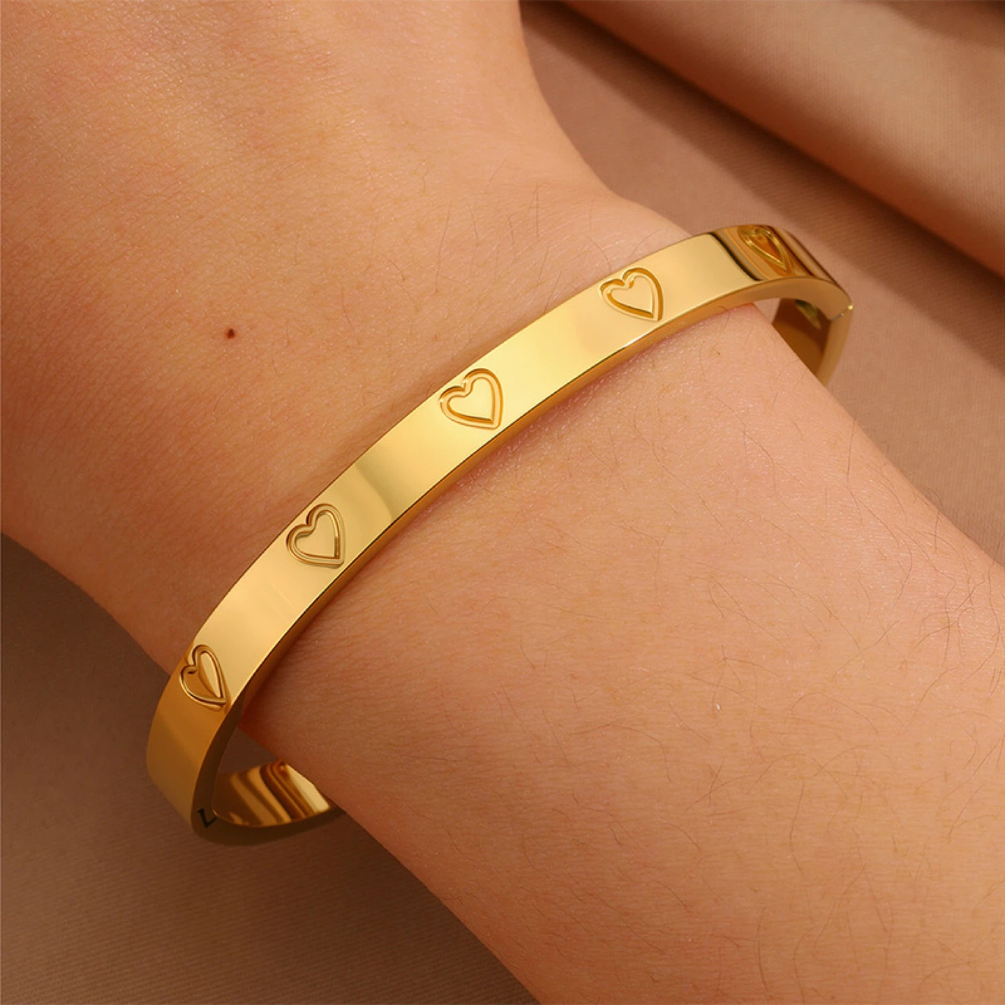 18K Gold Plated Heart Bangle - photo 3