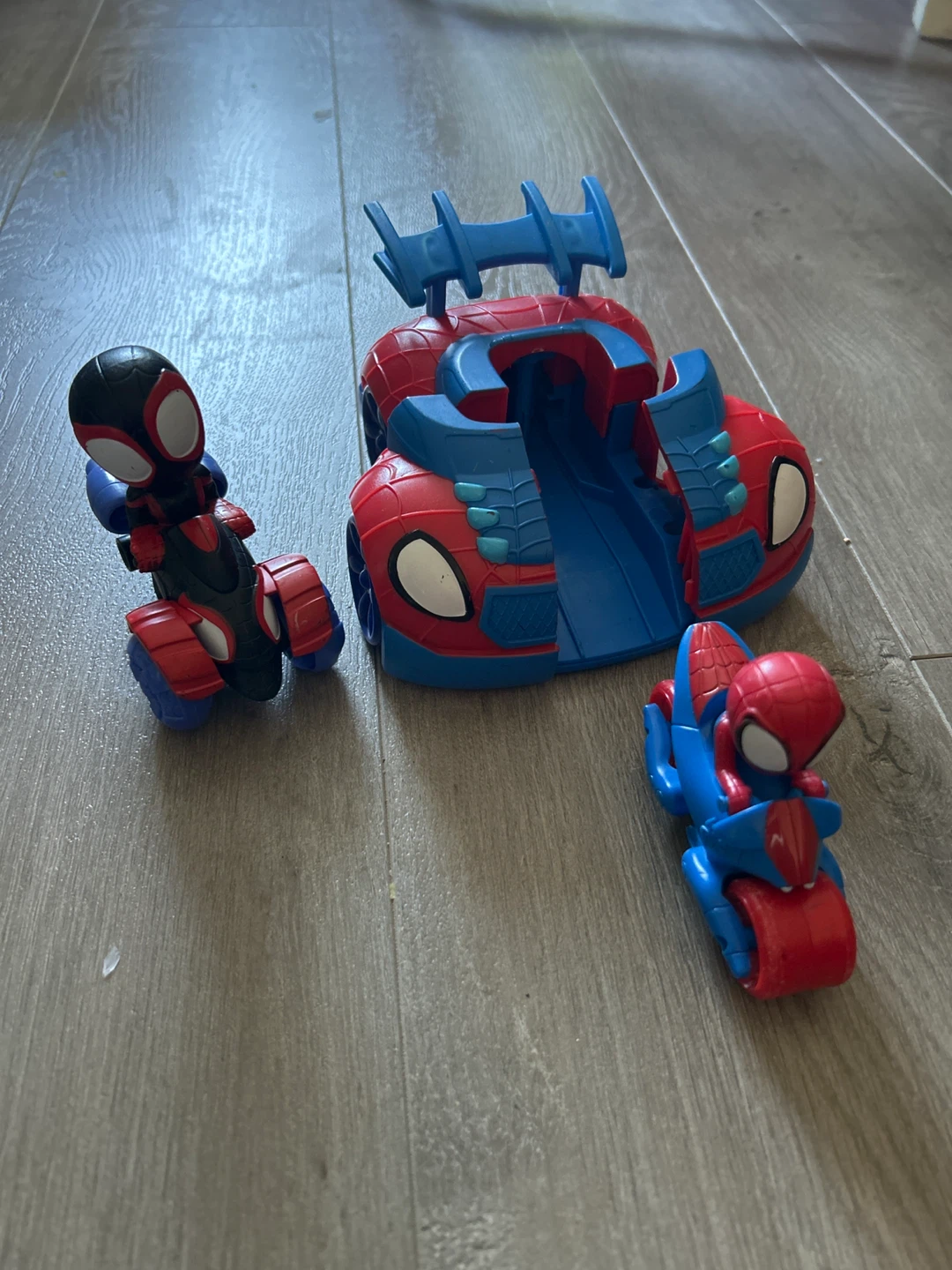 Marvel Spiderman Action Figures and Backpack - photo 4