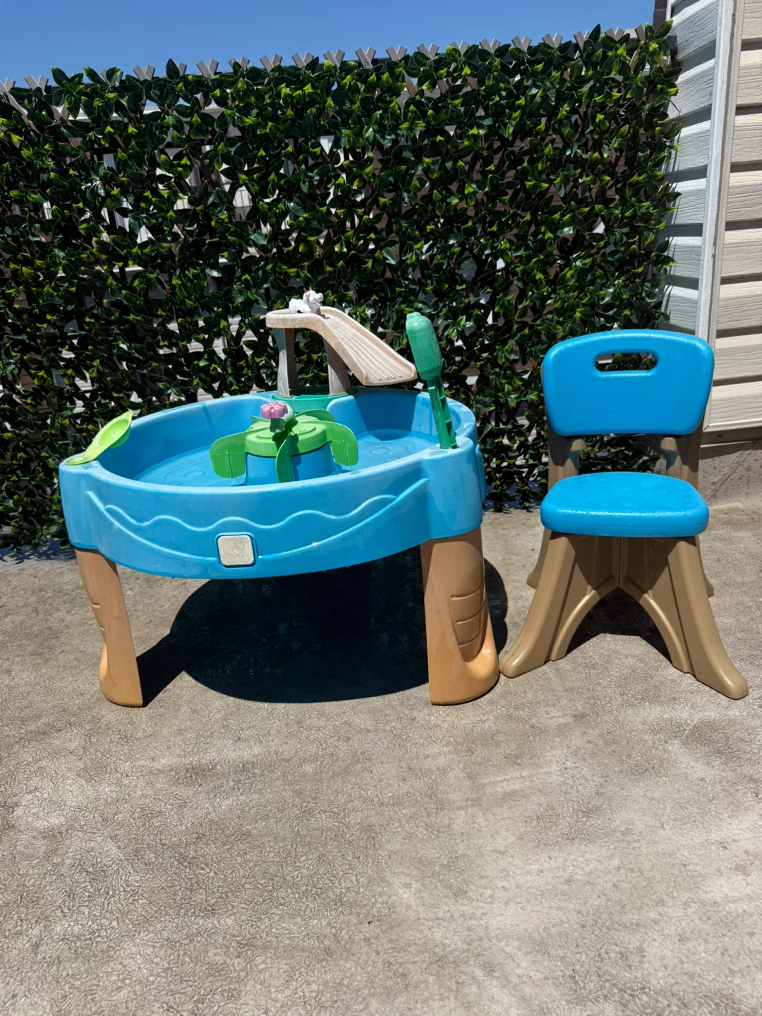 Water table + chair