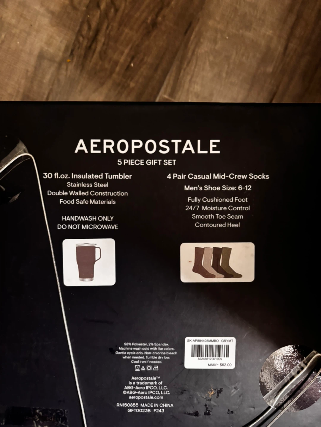 Aeropostale 30 fl.oz. Tumbler & 4 Pair Crew Socks Gift Set - photo 2