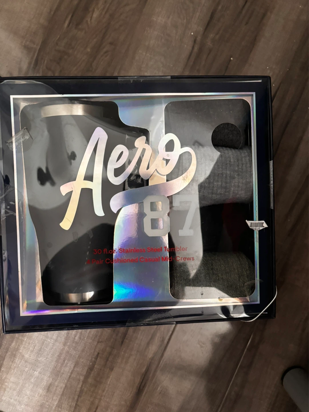 Aeropostale 30 fl.oz. Tumbler & 4 Pair Crew Socks Gift Set