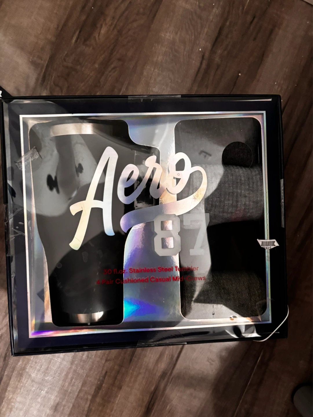 Aeropostale 30 fl.oz. Tumbler & 4 Pair Crew Socks Gift Set - photo 3