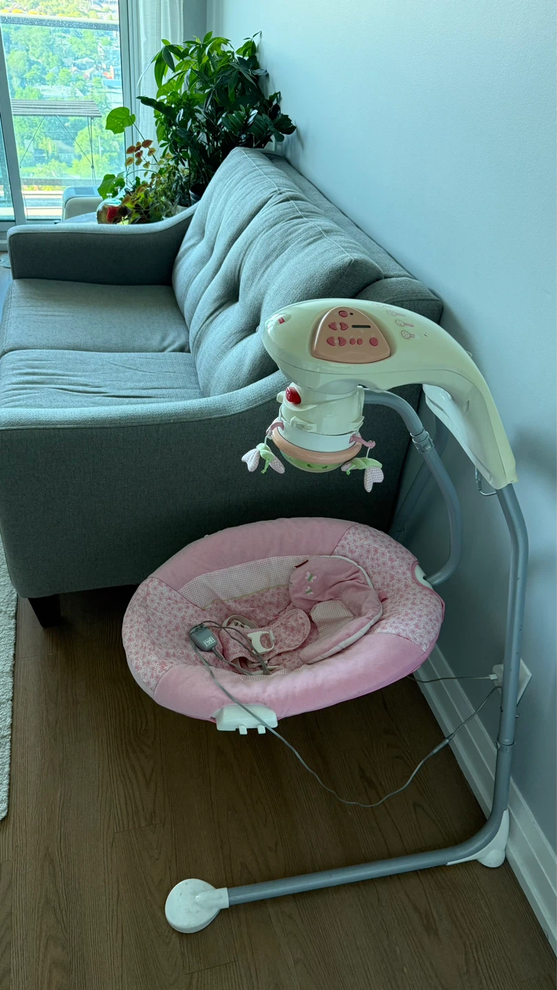 Fisher-Price Starlight Papasan Baby Swing – Excellent Condition