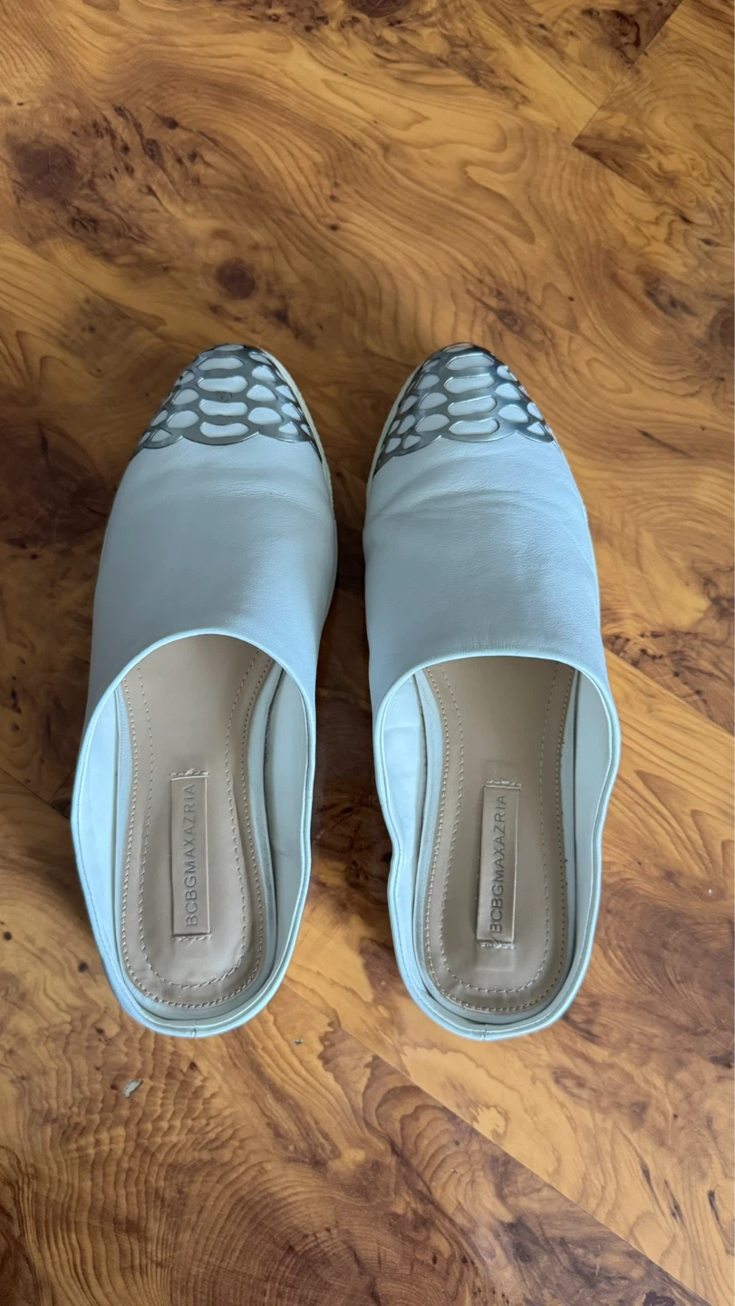BCBGMAXAZRIA MA-CLIP White Mules - Size 7.5