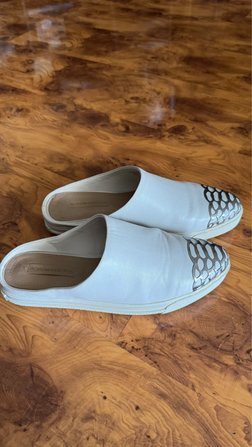 BCBGMAXAZRIA MA-CLIP White Mules - Size 7.5 - photo 3