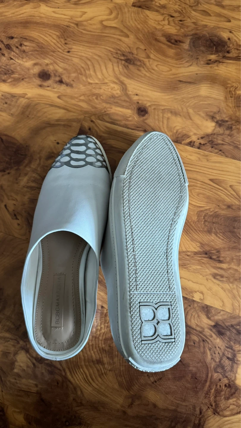 BCBGMAXAZRIA MA-CLIP White Mules - Size 7.5 - photo 5