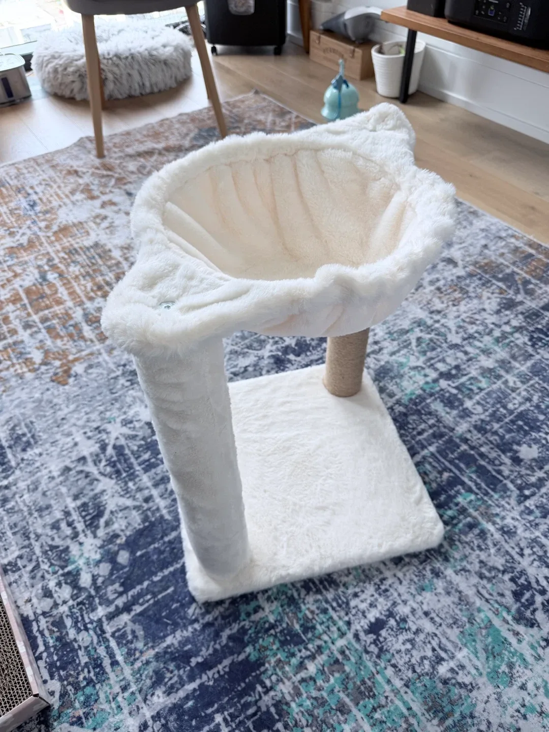 White plush cat tree with scratching post - photo 3