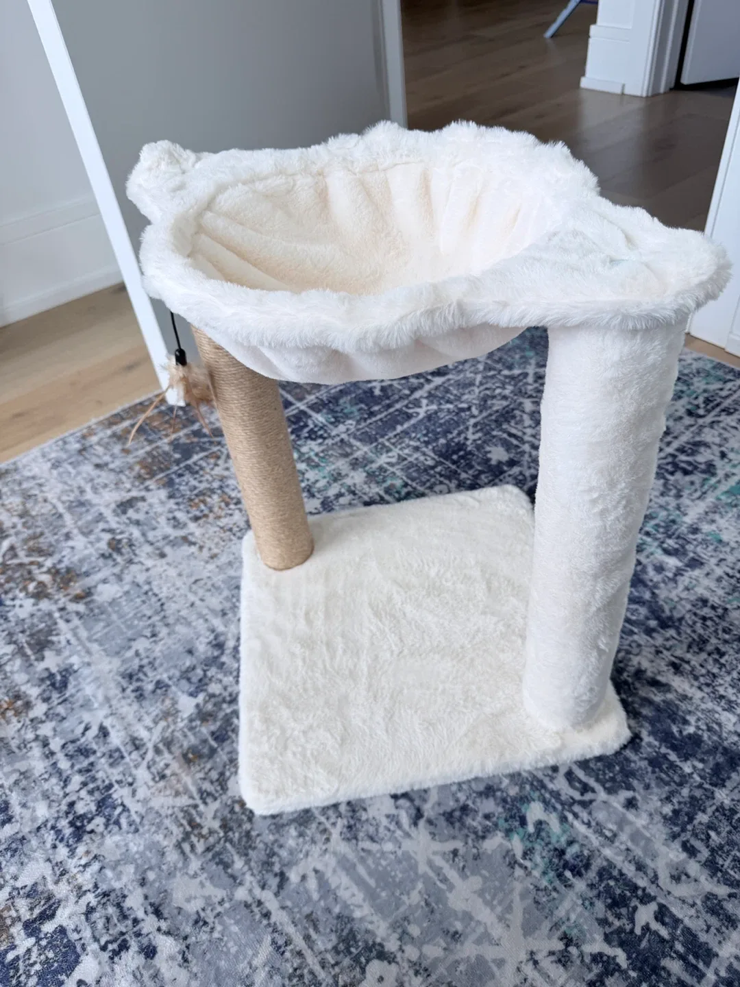 White plush cat tree with scratching post - photo 2
