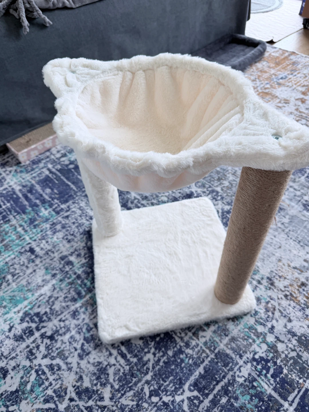 White plush cat tree with scratching post - photo 4