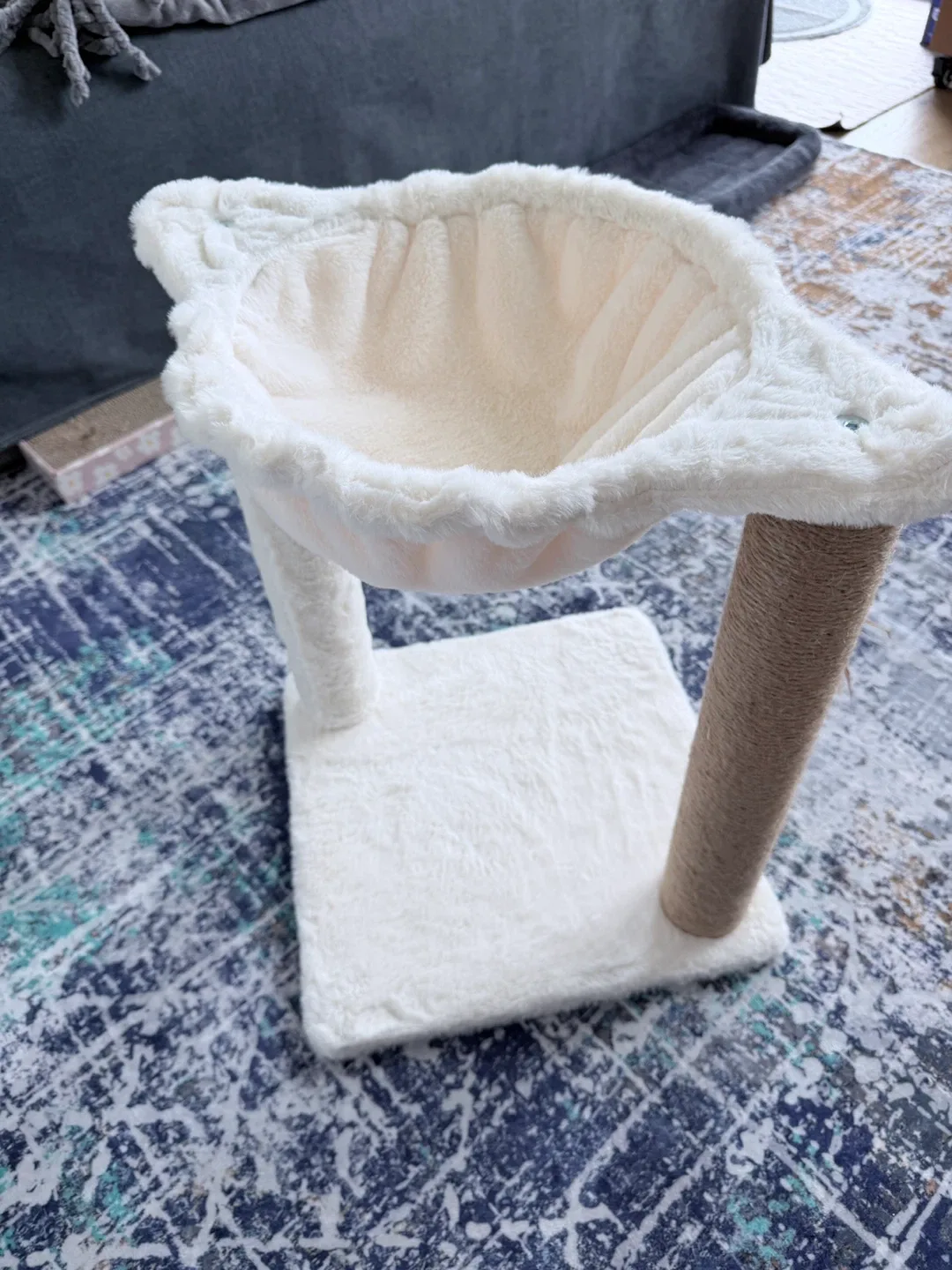 White plush cat tree with scratching post - photo 4