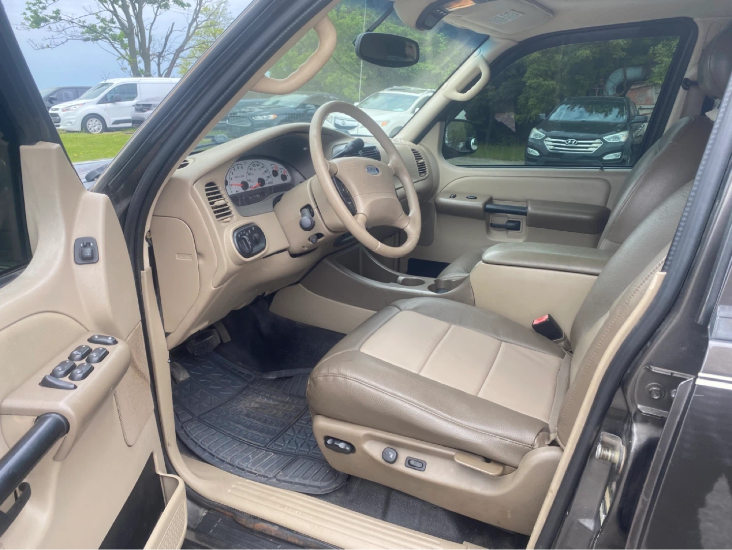 Ford Explorer Sport Trac XLT - photo 5