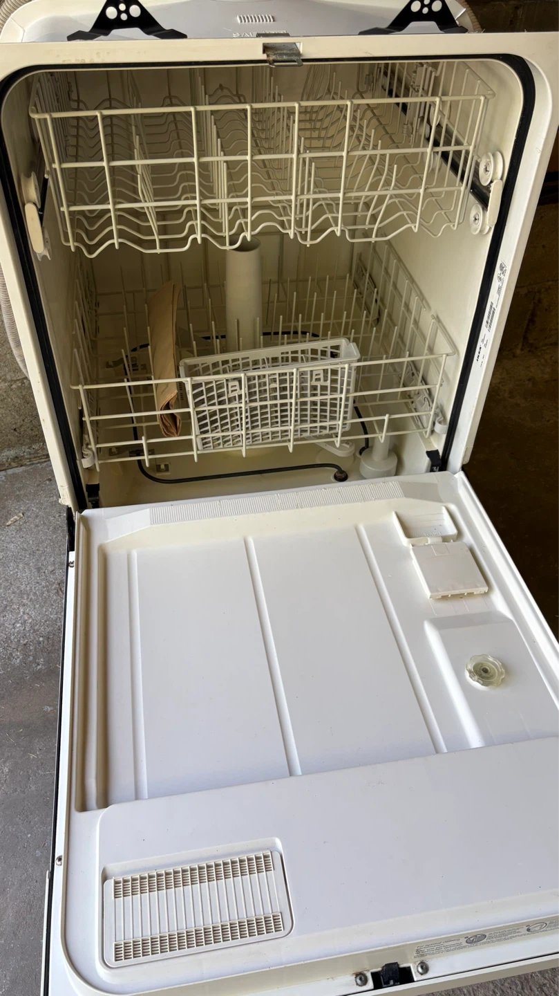 White Ikea Whirlpool Dishwasher - photo 3