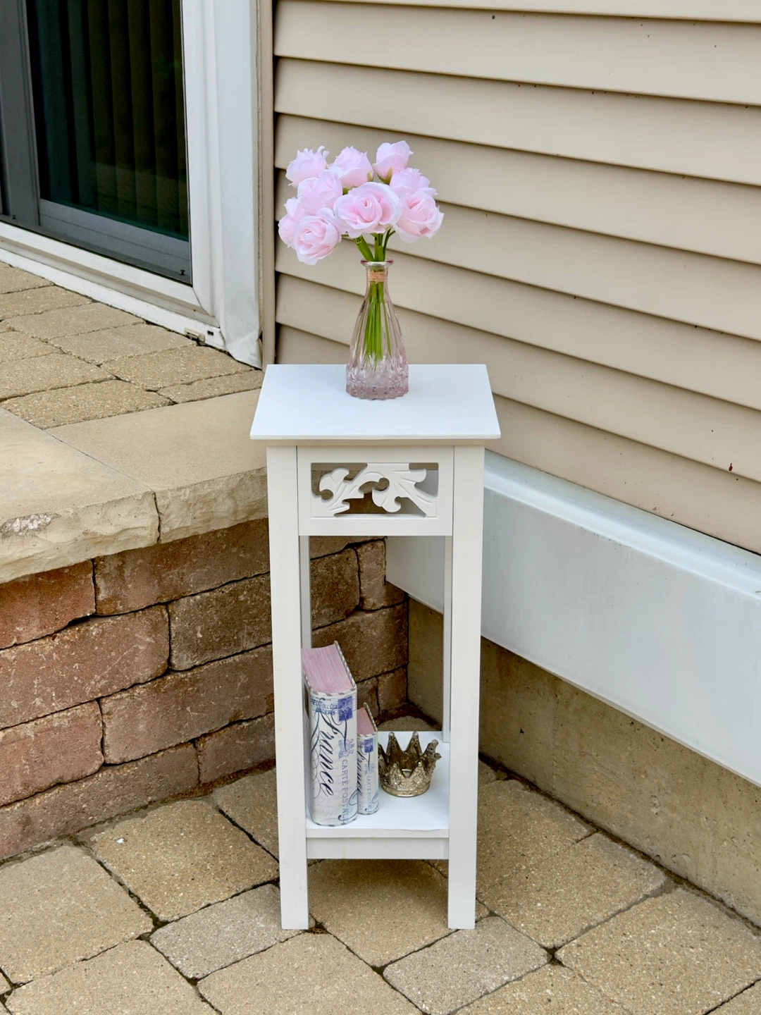 SUPER CUTE SMALL SIDE TABLE