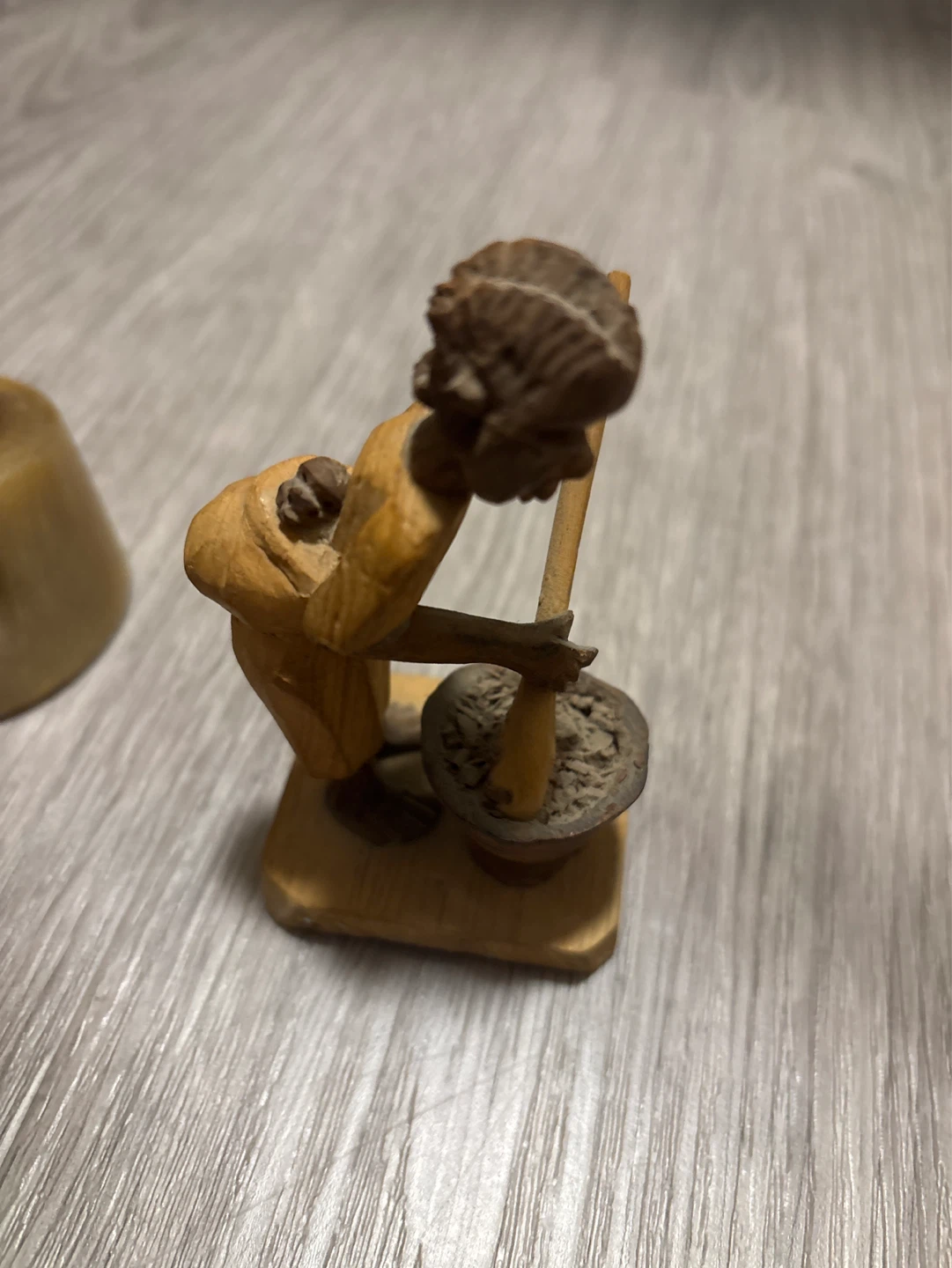Detailed cranes, Carved Wooden Alligator Figurine - photo 2
