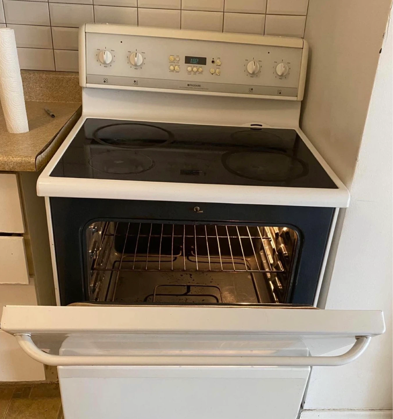 Frigidaire Electric Stove with Oven - photo 4