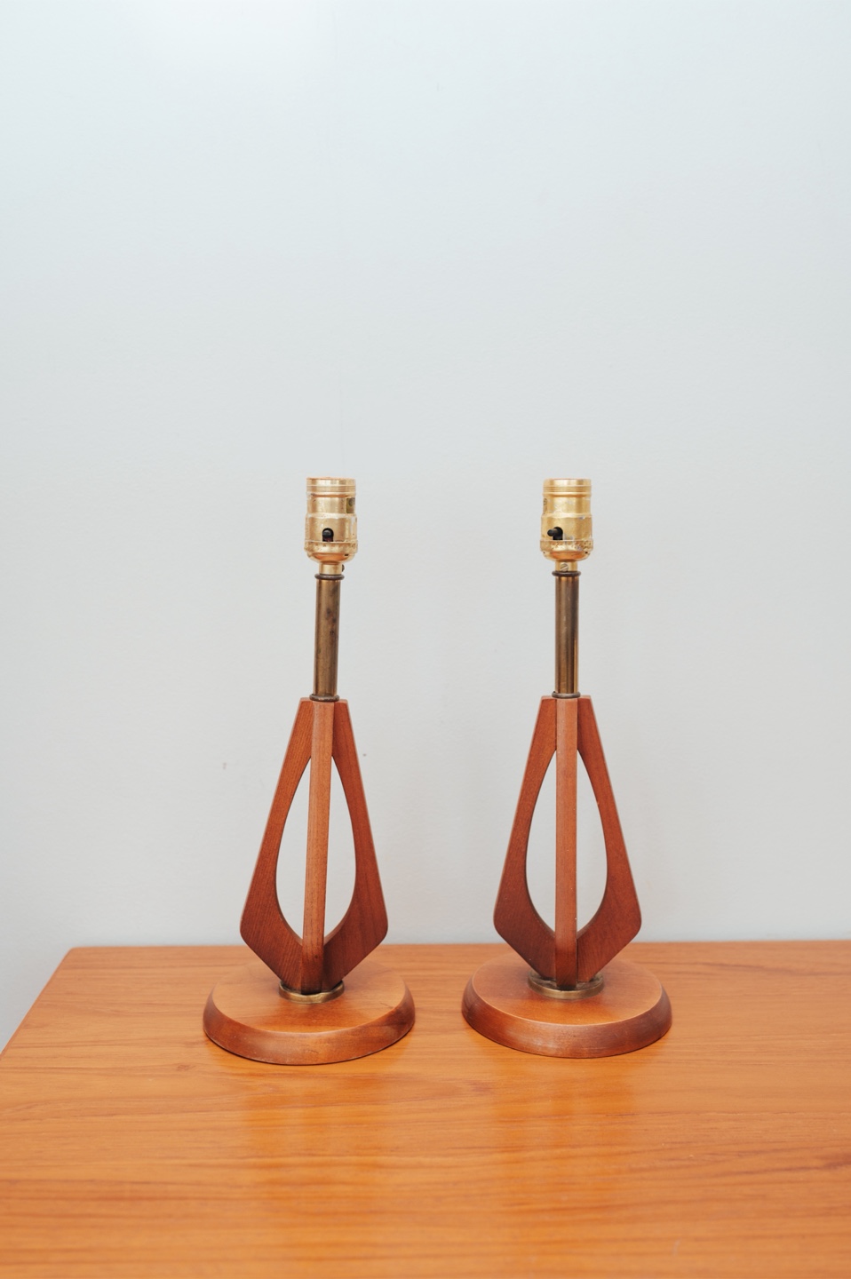 Sculptural Teak & Brass Vintage Table Lamps, Pair - photo 2