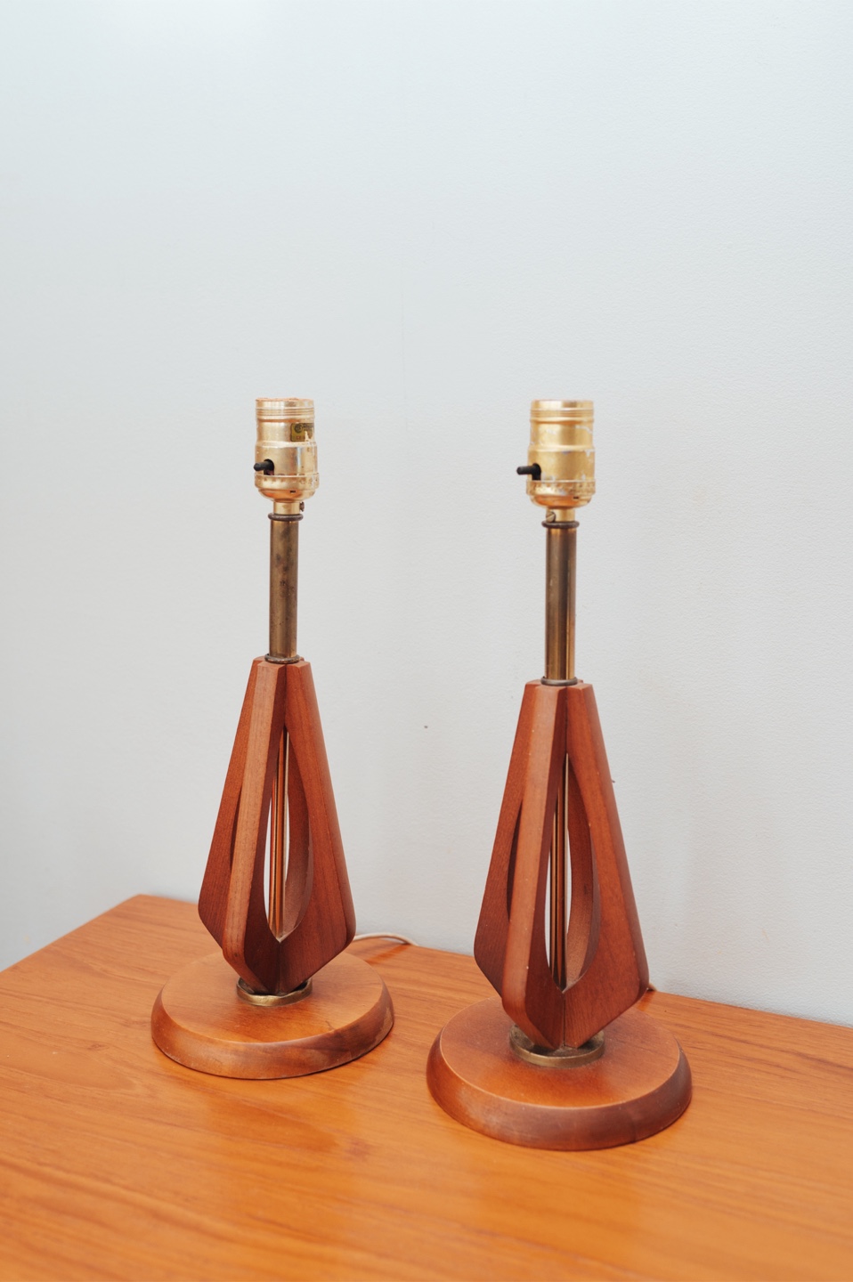 Sculptural Teak & Brass Vintage Table Lamps, Pair - photo 5