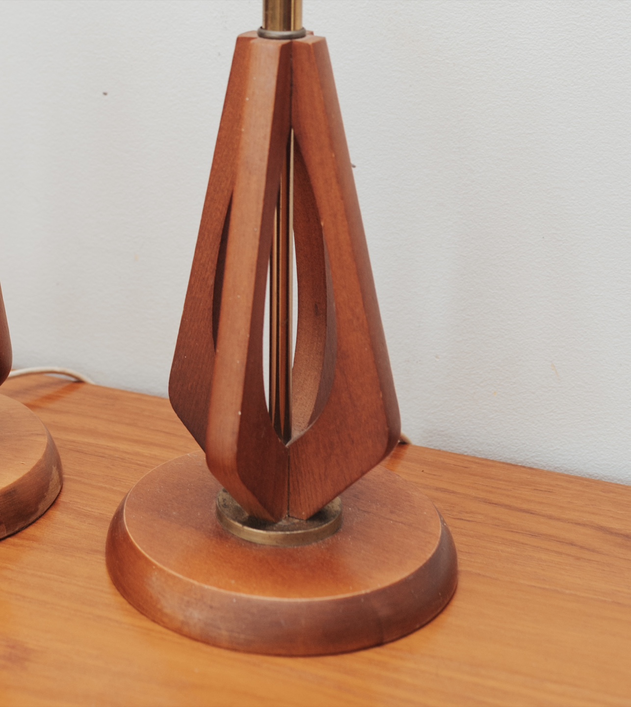 Sculptural Teak & Brass Vintage Table Lamps, Pair - photo 3