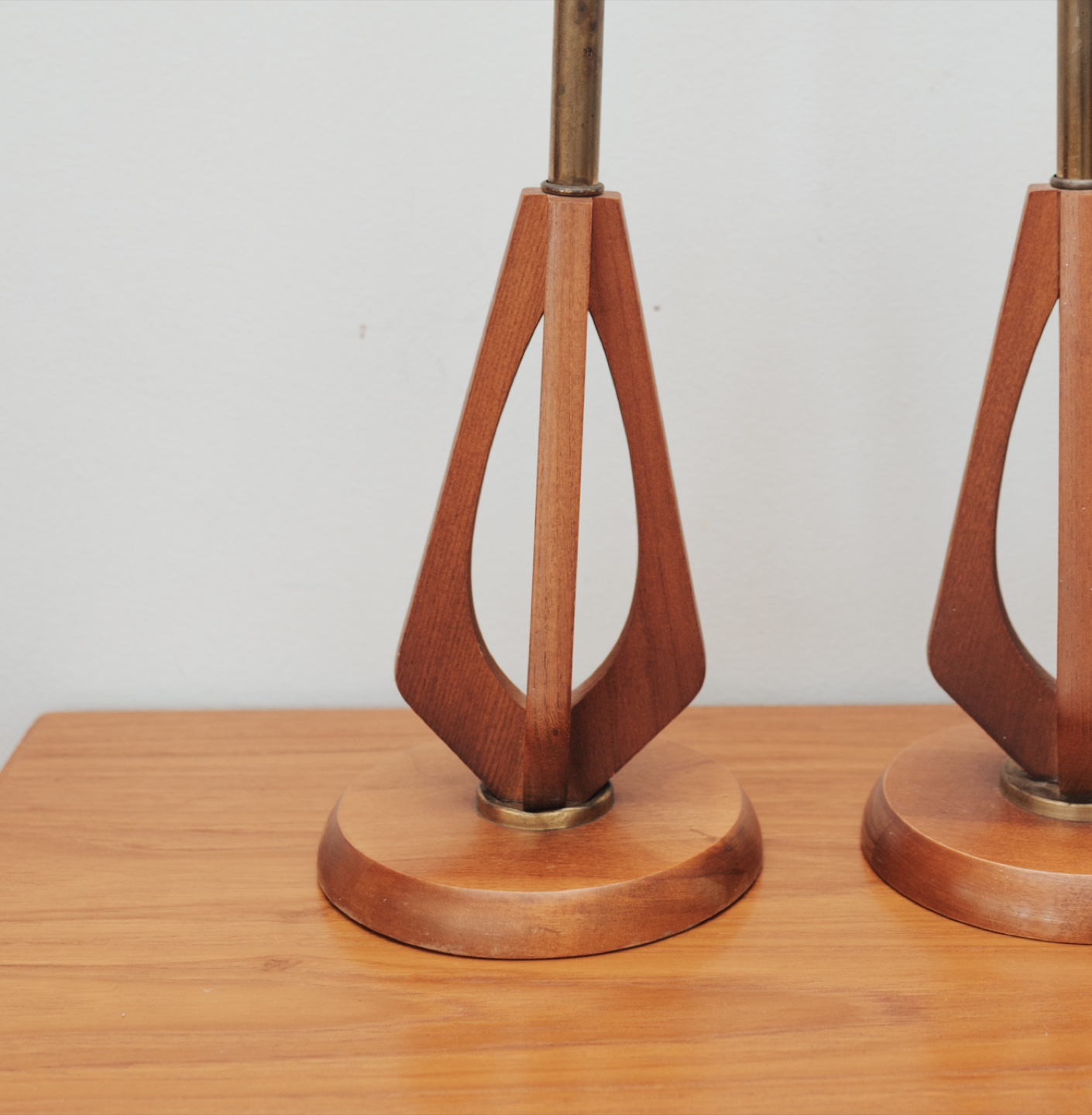 Sculptural Teak & Brass Vintage Table Lamps, Pair - photo 4