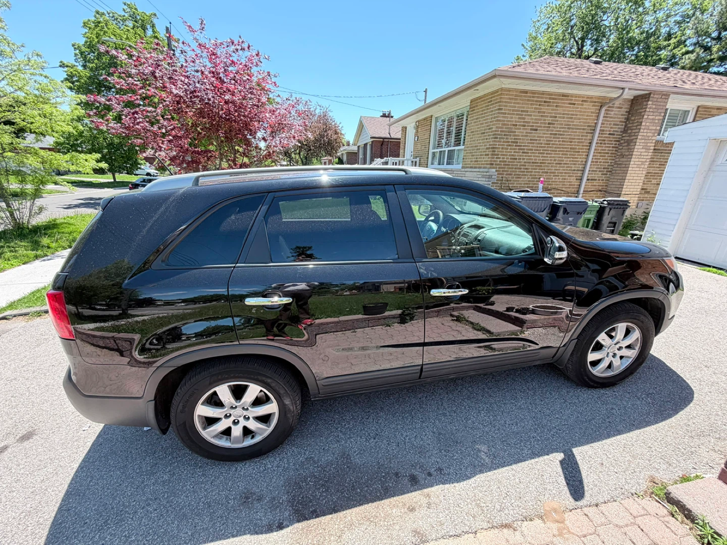 Black Kia Sorento SUV - photo 3