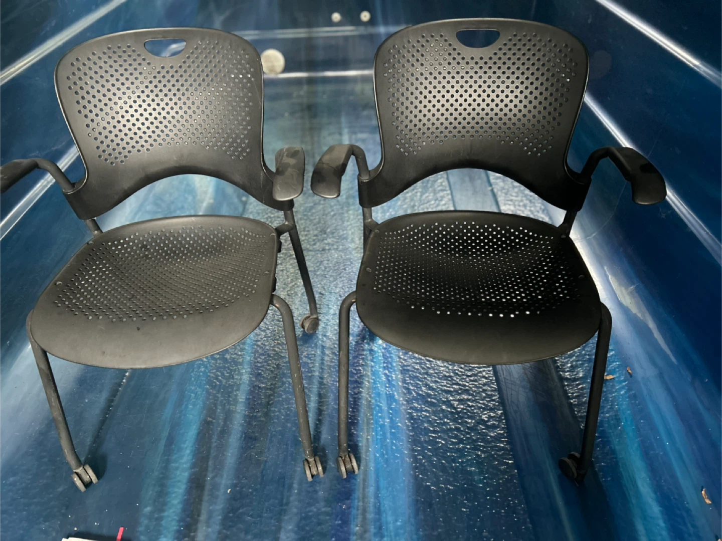 Two black plastic chairs with wheels - photo 2