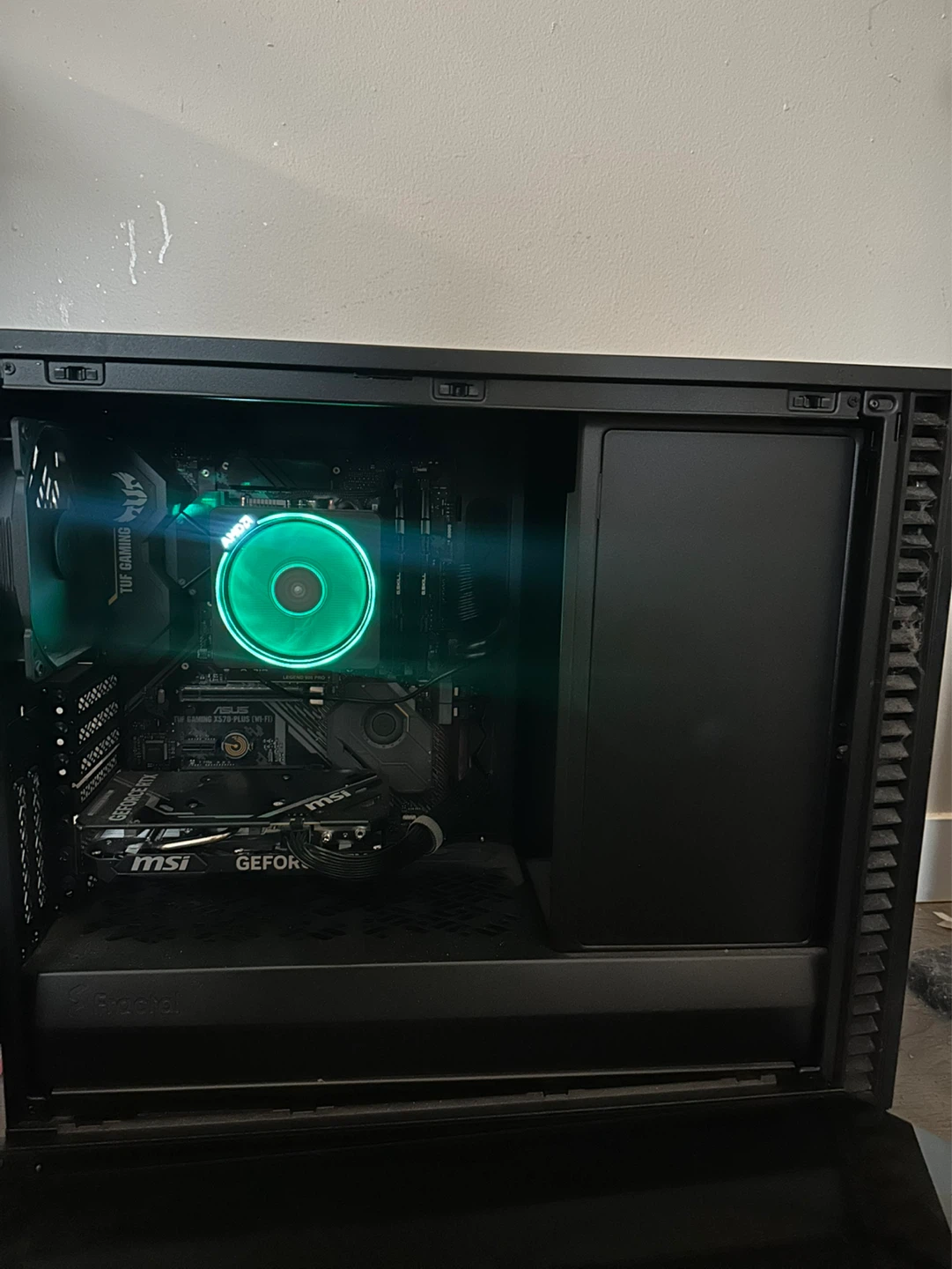 High-End Gaming PC. 200Hz Monitor RTX 4060 Ti Ryzen 9