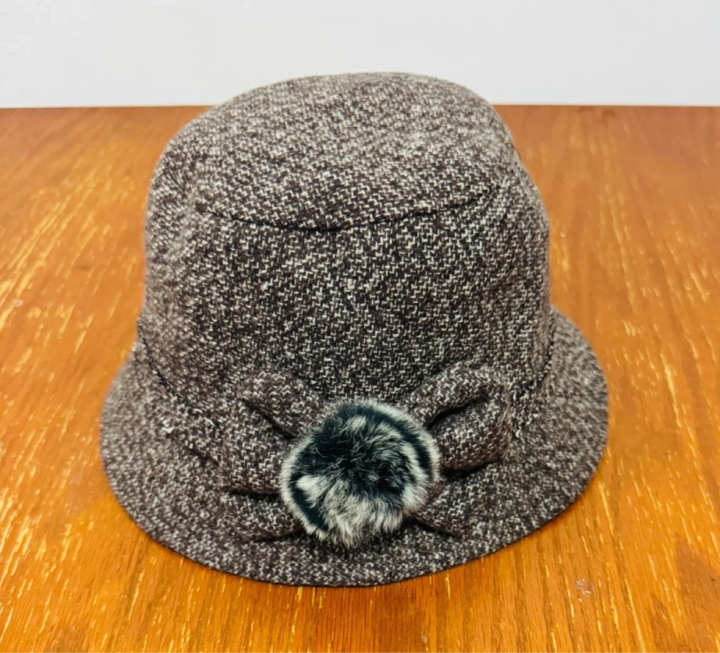 Brown hat with bow and pom