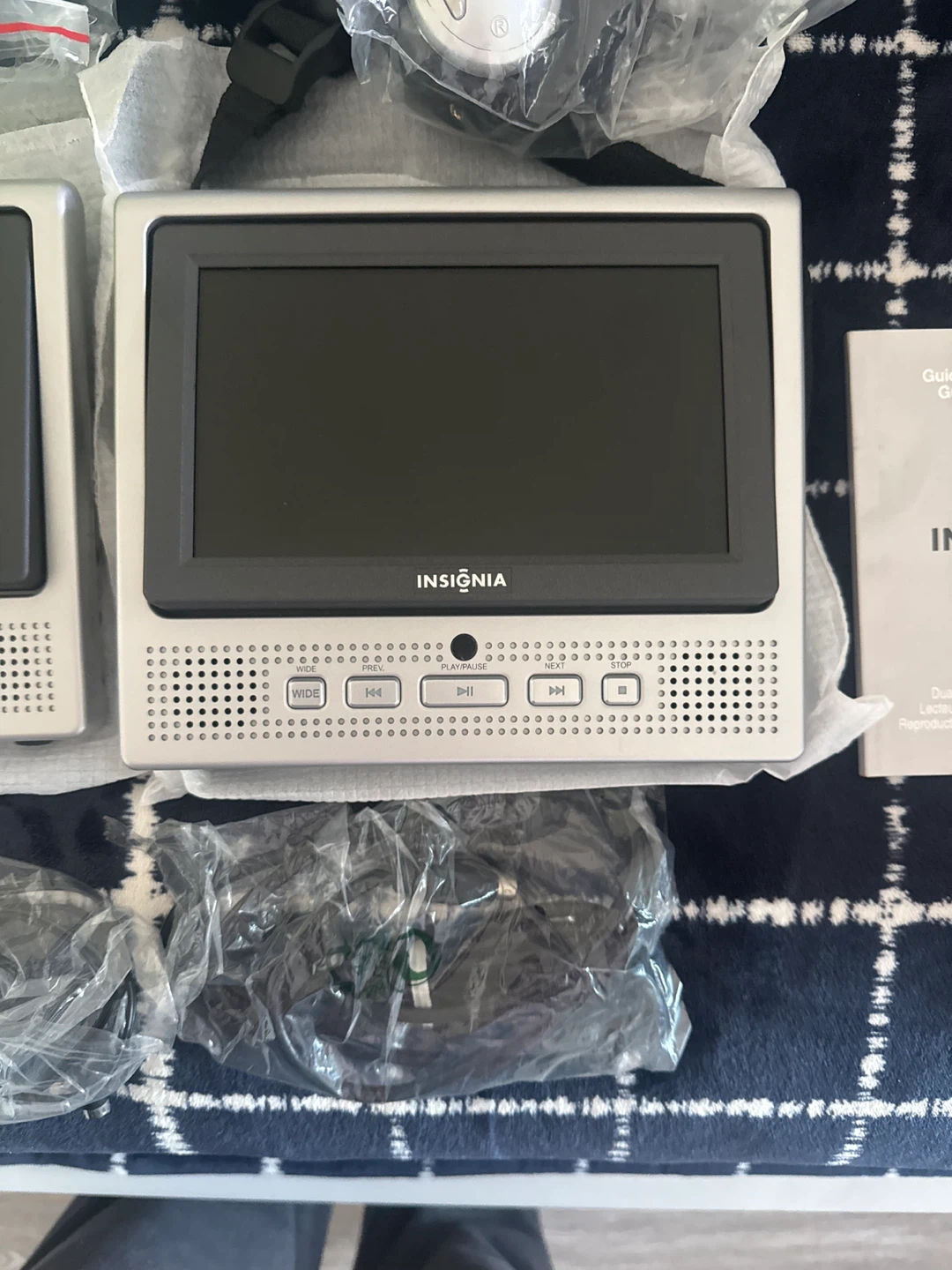 Insignia Dual Screen 7" Portable DVD Player N5-7DPDVD - photo 4
