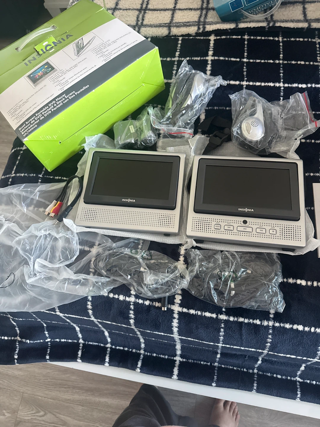 Insignia Dual Screen 7" Portable DVD Player N5-7DPDVD - photo 3