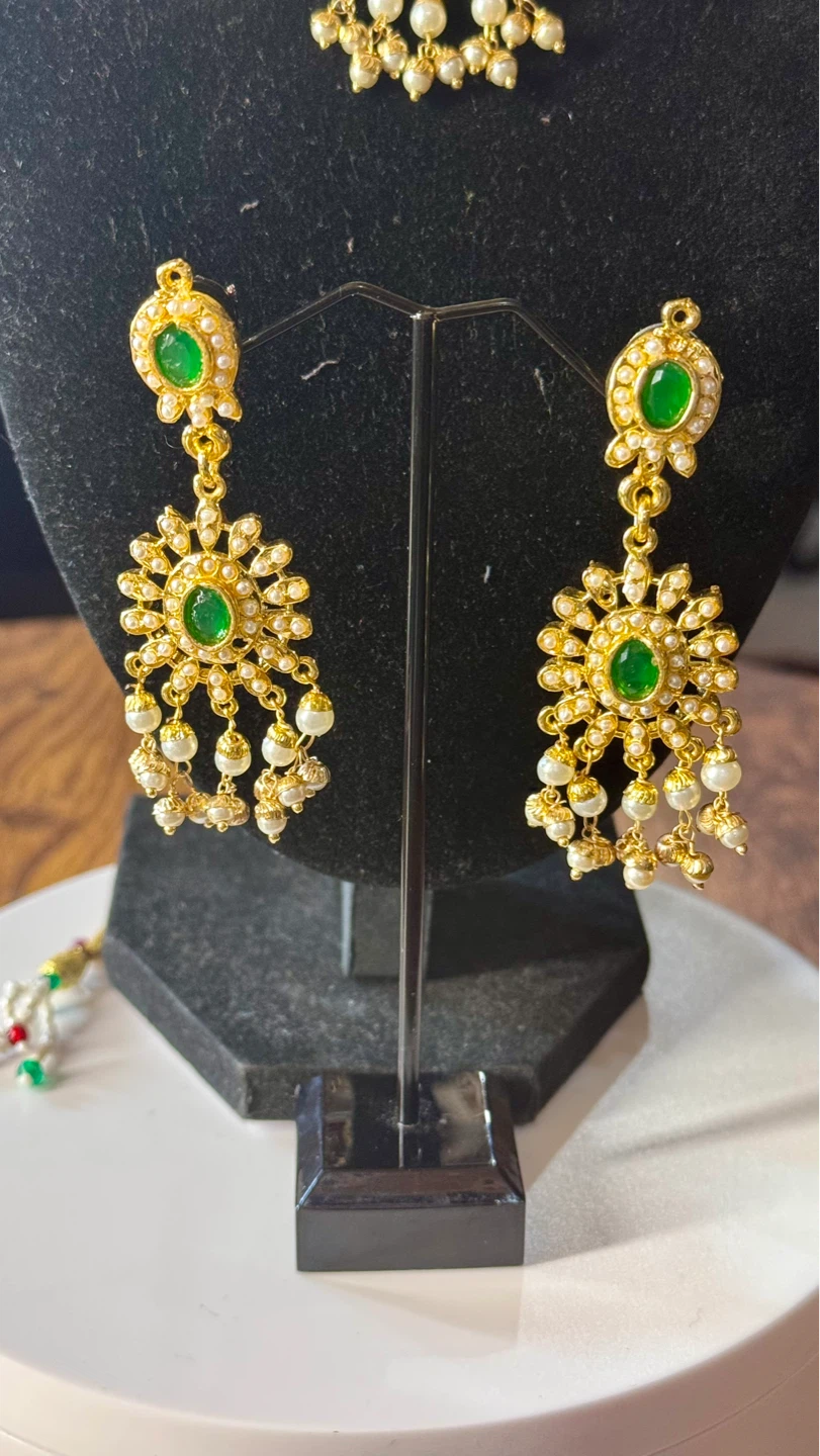 Gold Necklace and Earring Set with Pearls and Green Stones - photo 5