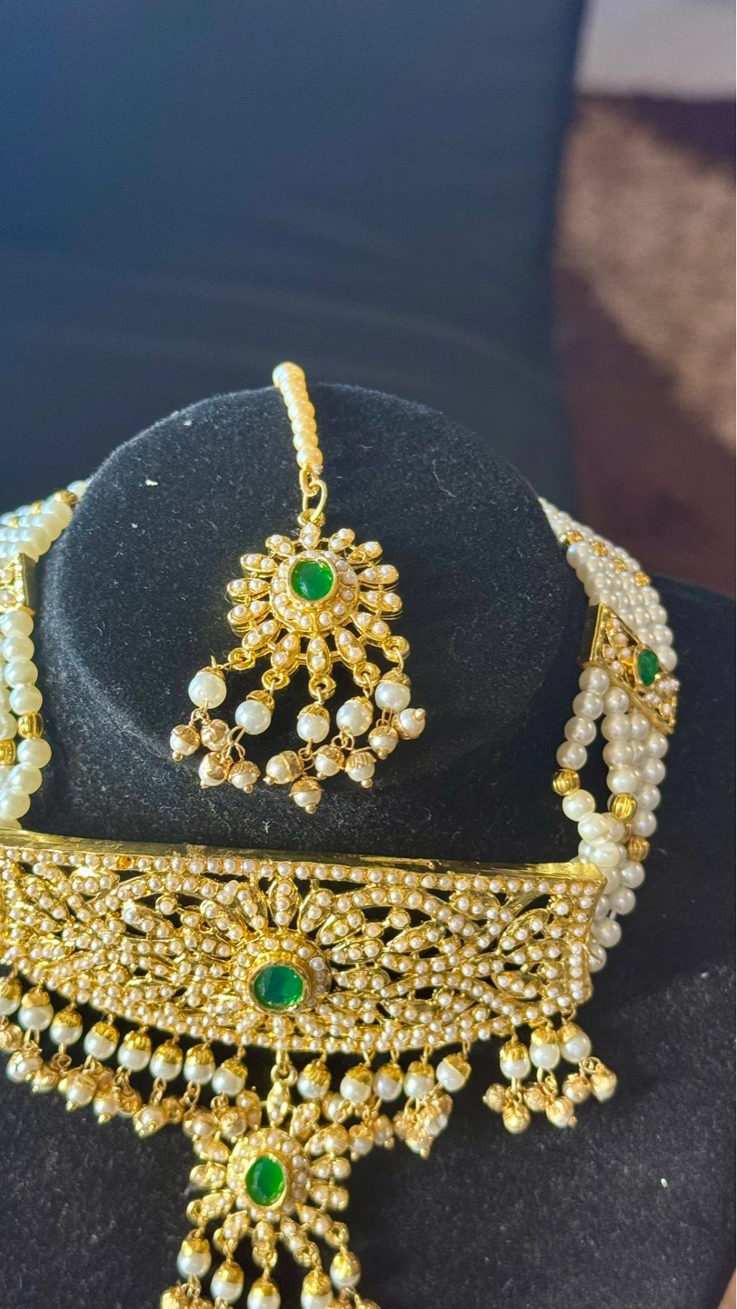 Gold Necklace and Earring Set with Pearls and Green Stones - photo 3