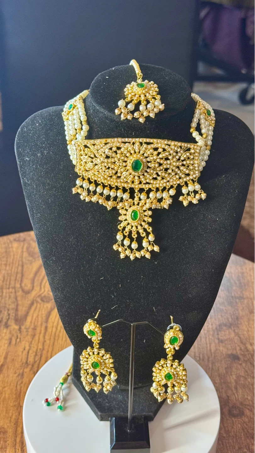Gold Necklace and Earring Set with Pearls and Green Stones - photo 2