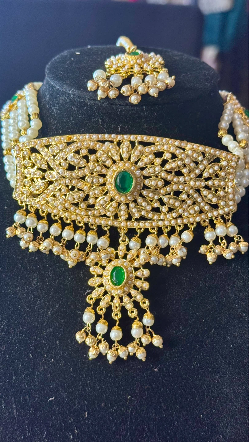 Gold Necklace and Earring Set with Pearls and Green Stones - photo 4