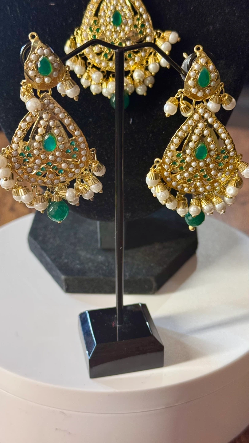 Jadau  Necklace and Earring Set with Green Stones and Pearls - photo 4