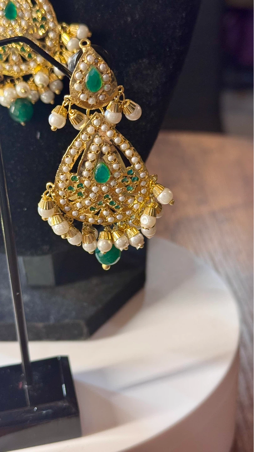 Jadau  Necklace and Earring Set with Green Stones and Pearls - photo 5