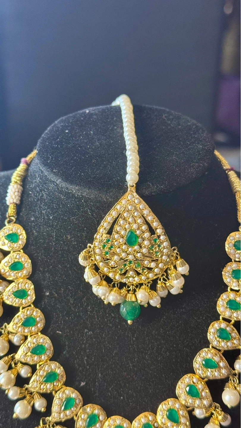 Jadau  Necklace and Earring Set with Green Stones and Pearls - photo 2