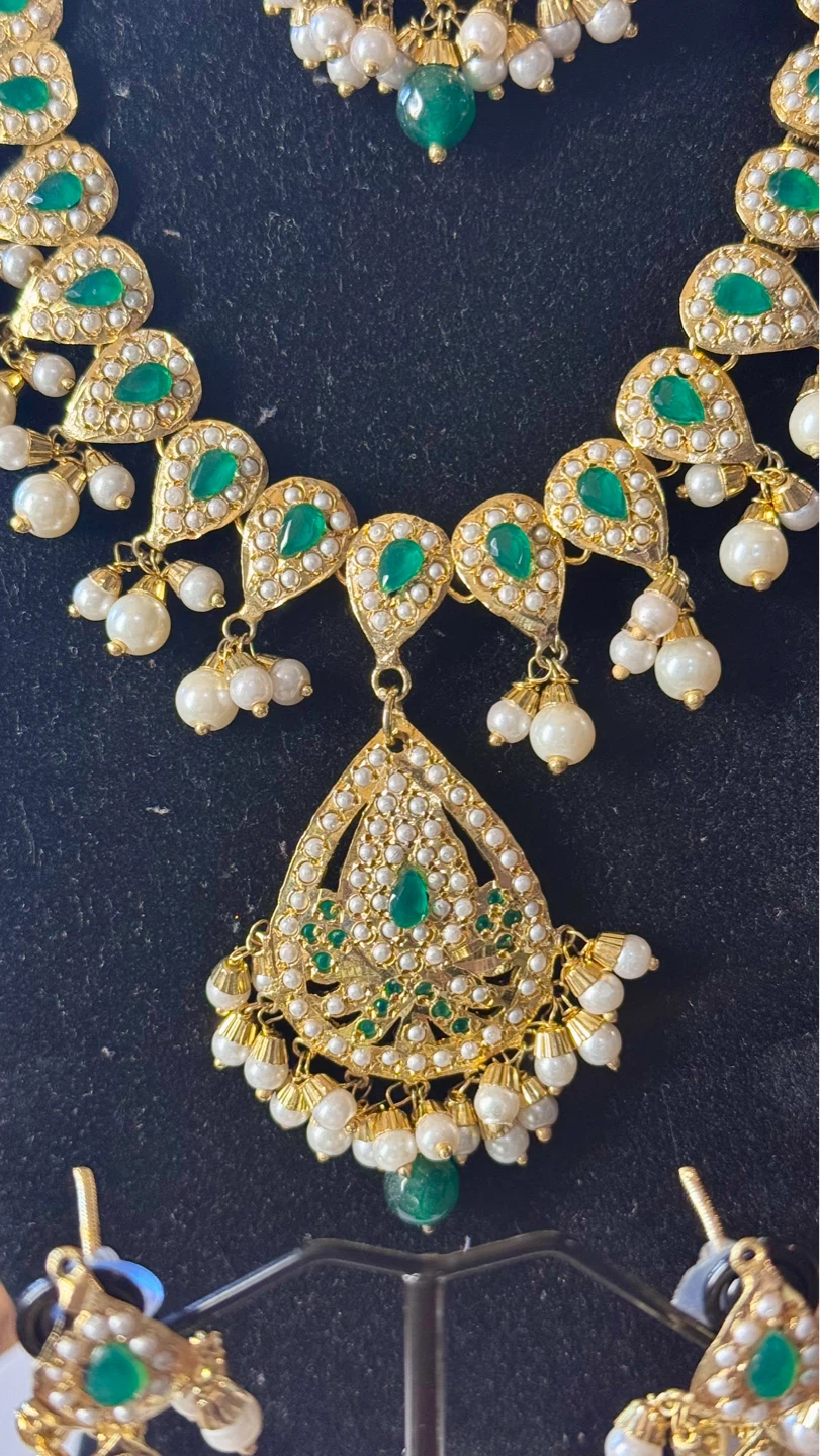 Jadau  Necklace and Earring Set with Green Stones and Pearls - photo 3
