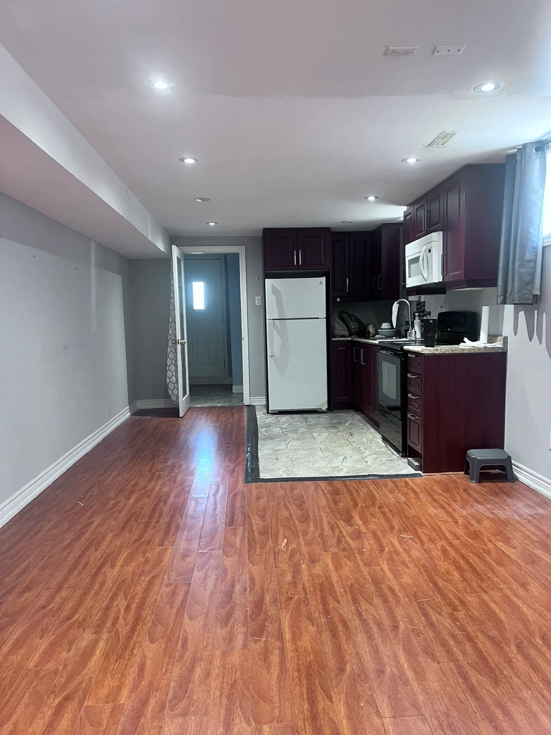 Basement apartment for rent - photo 3