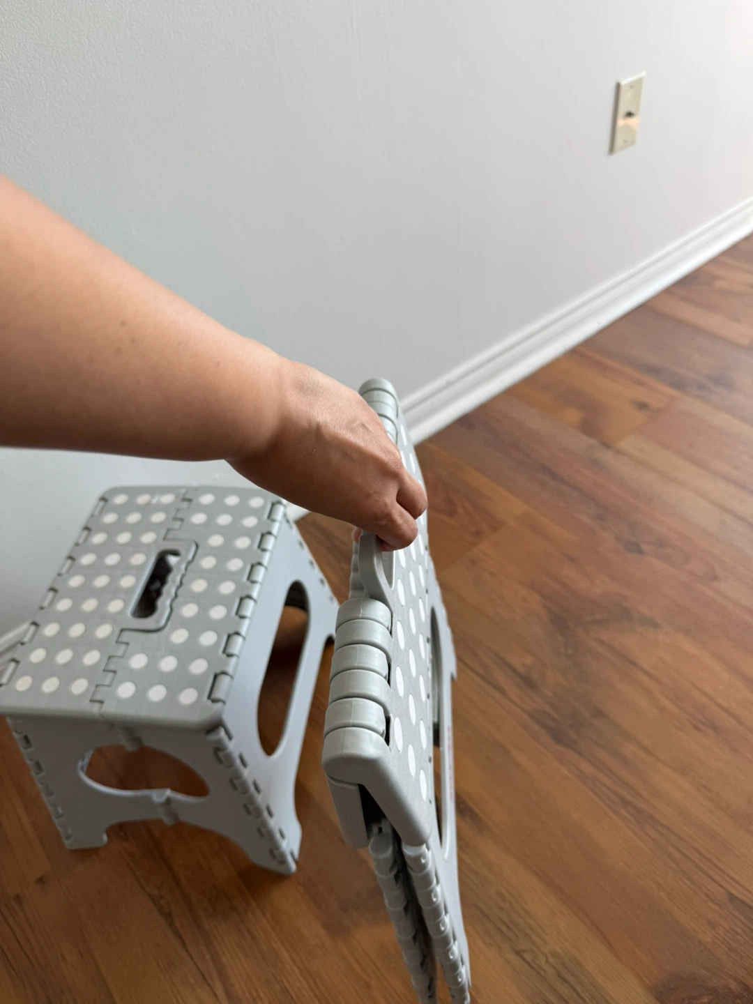 Foldable Step Stool – Grey, Lightweight & Compact! - photo 2