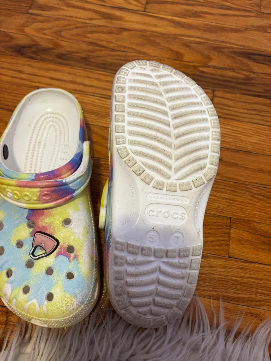 Crocs Tie-Dye Clogs with Charms Size 5/7 - photo 3